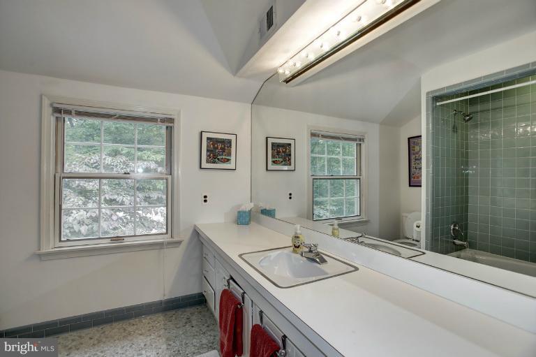 7913 Greentree Road Bethesda, MD 20817 - Photo 22 of 23 Bath
