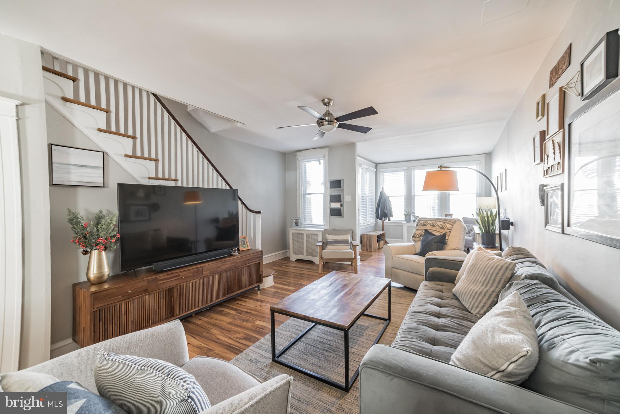 657 Gerhard Street Philadelphia, PA 19128 - Photo 6 of 36 Living Room