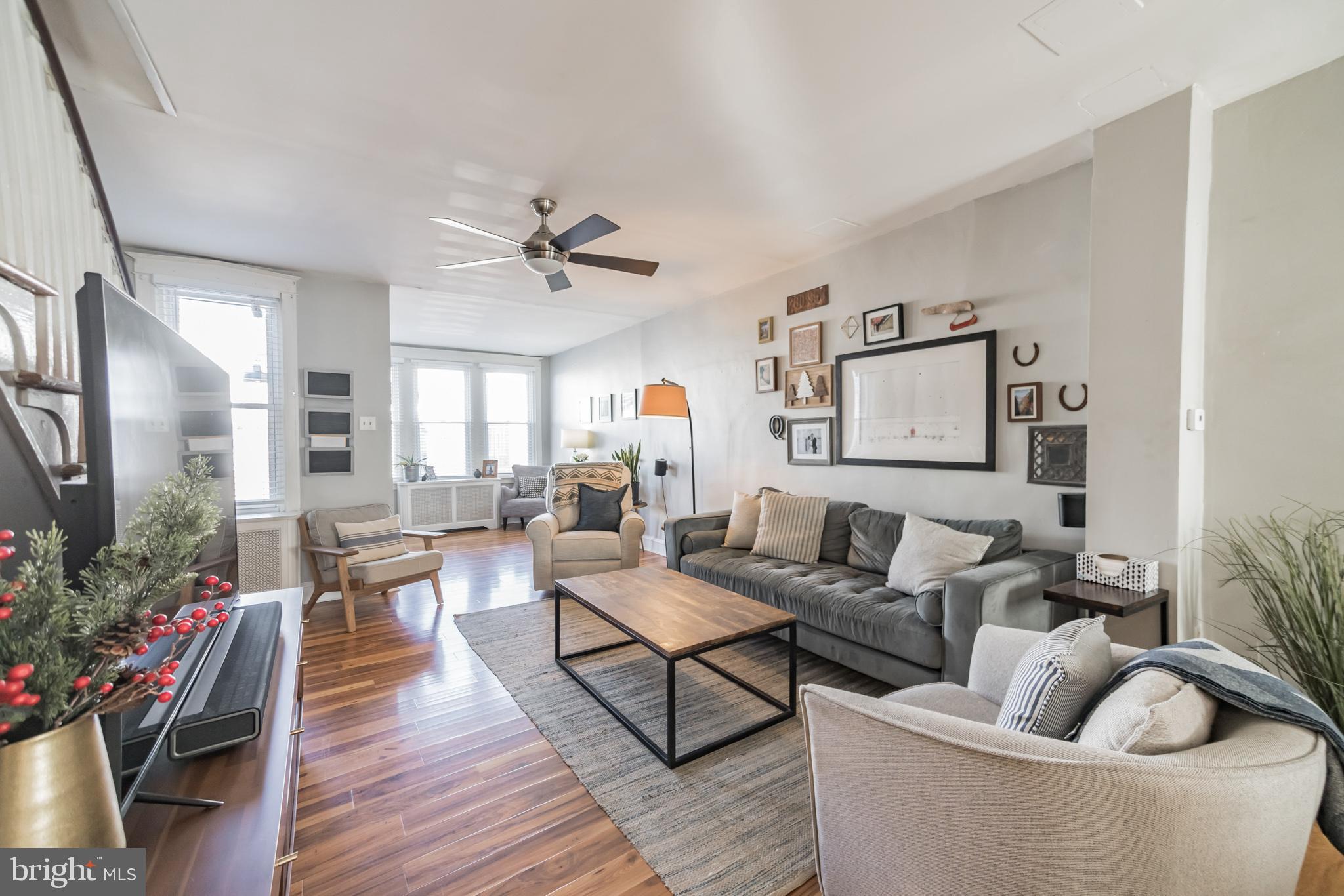 657 Gerhard Street Philadelphia, PA 19128 - Photo 7 of 36 Living Room