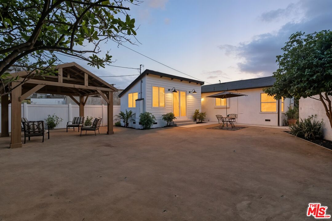 2560 Cotner Avenue Los Angeles, CA 90064 - Photo 12 of 20 a view of outdoor space and yard