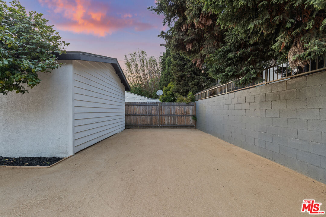 2560 Cotner Avenue Los Angeles, CA 90064 - Photo 14 of 20 a view of outdoor space and yard