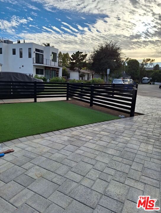 2560 Cotner Avenue Los Angeles, CA 90064 - Photo 3 of 20 a view of a terrace
