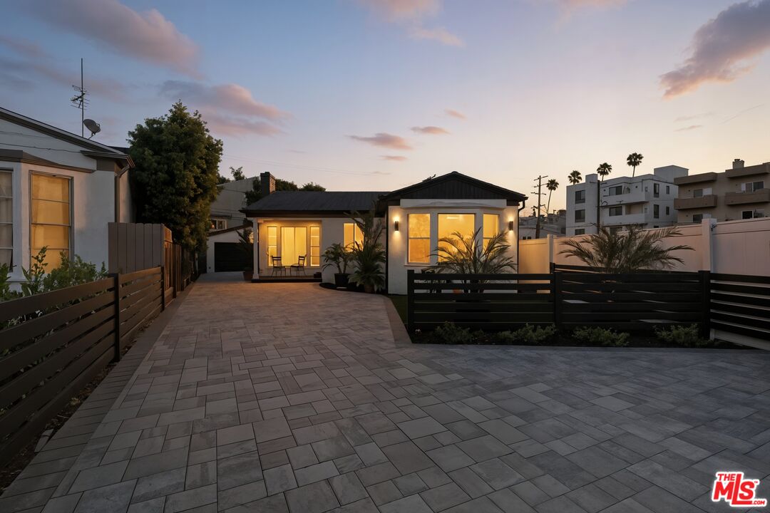 2560 Cotner Avenue Los Angeles, CA 90064 - Photo 4 of 20 a view of a terrace