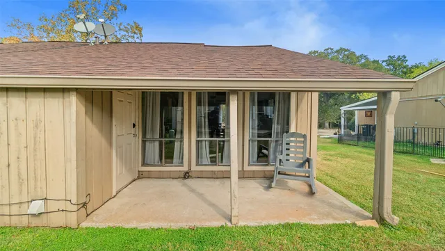 a view of a house with backyard