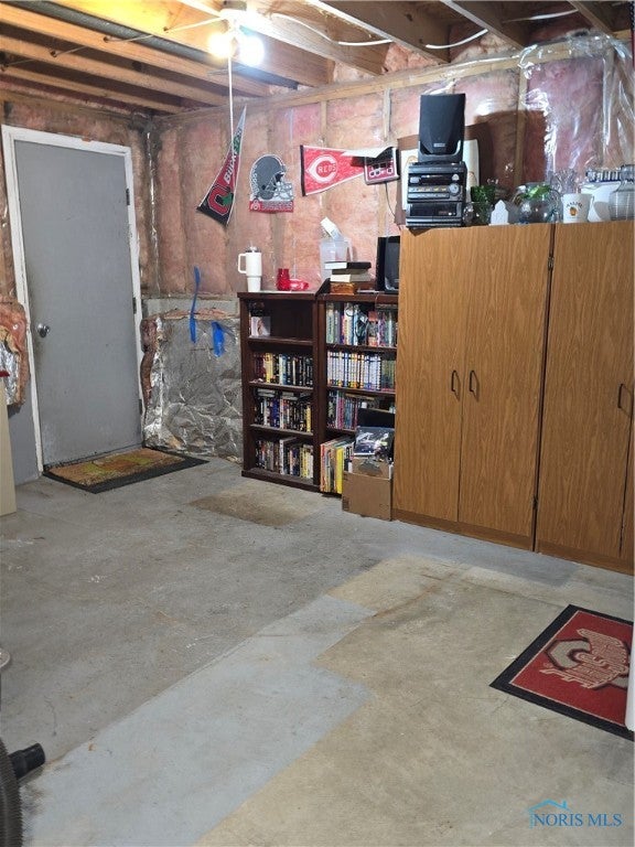 6459 Scarsdale Road Maumee, OH 43537 - Photo 27 of 29 Storage or mudroom