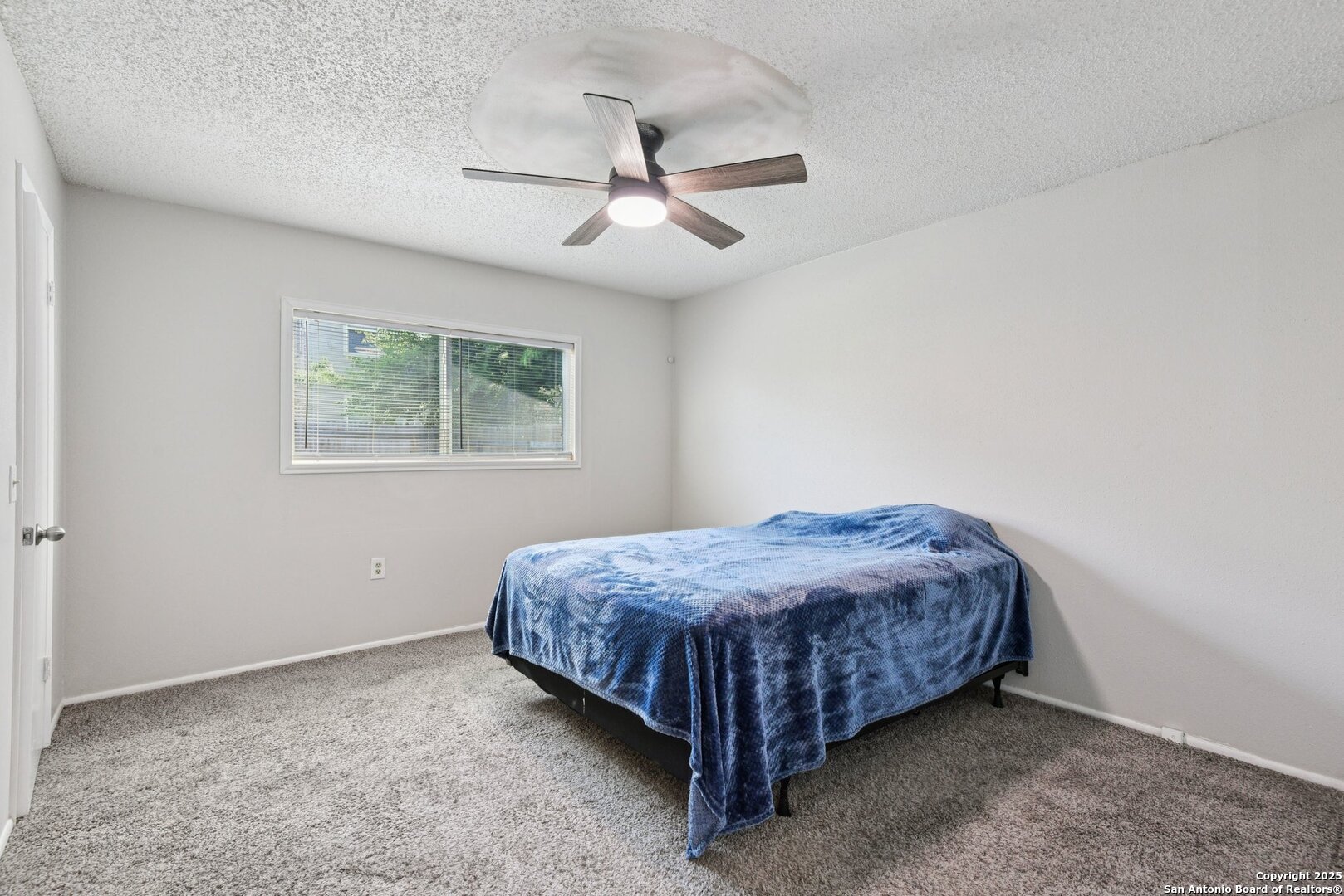 113 Friendswood Path Universal City, TX 78148 - Photo 21 of 40 a bedroom with a bed lamp and window