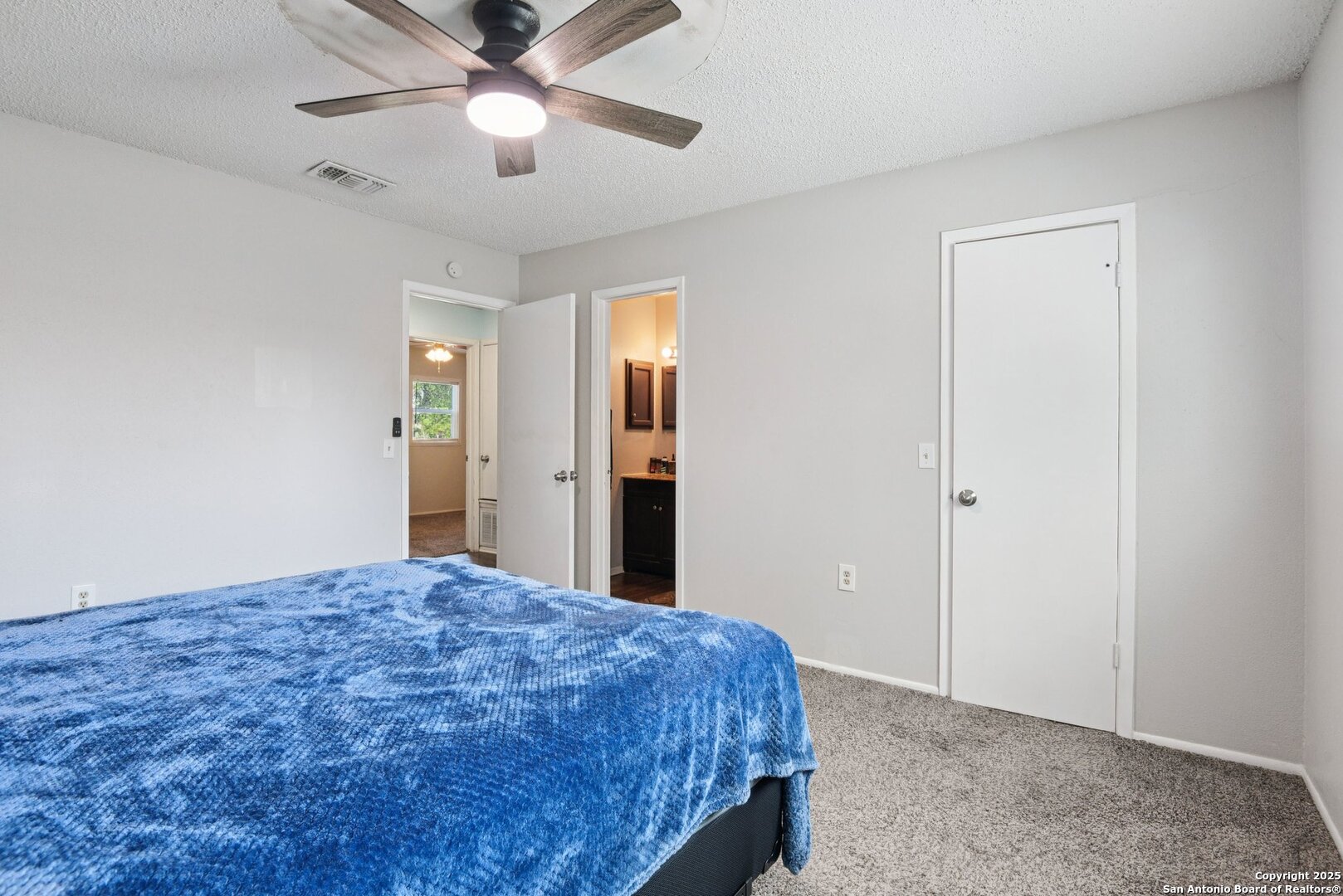 113 Friendswood Path Universal City, TX 78148 - Photo 23 of 40 a bedroom with a bed and a chandelier