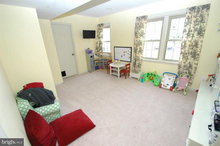 4331 Cub Run Road Chantilly, VA 20151 - Photo 20 of 30 a living room with furniture and a window