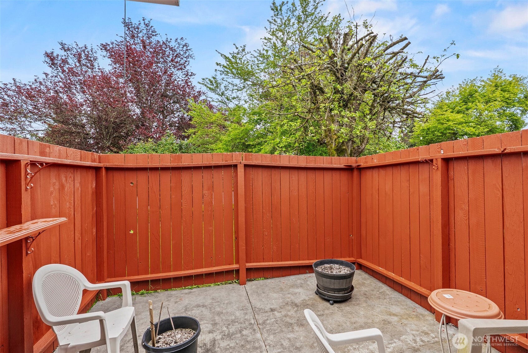 1 Teal Street Longview, WA 98632 - Photo 13 of 36 a backyard of a house with table and chairs