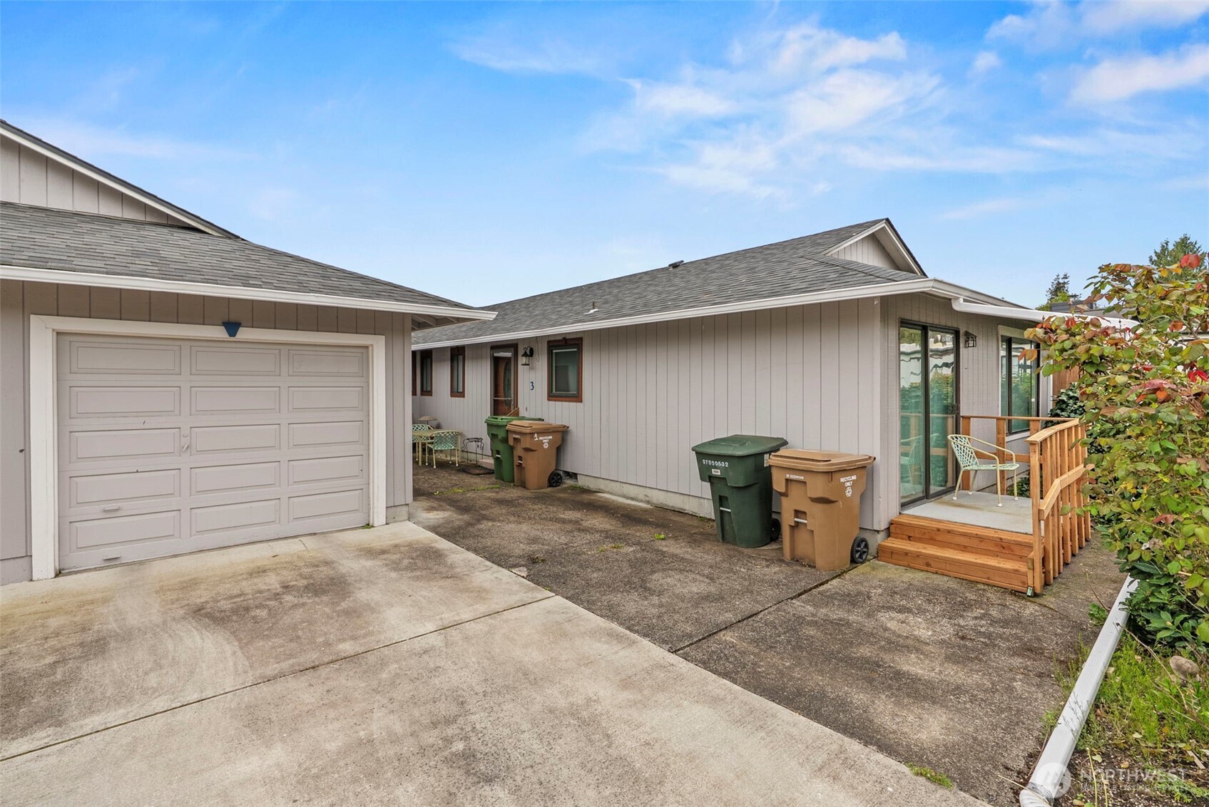 1 Teal Street Longview, WA 98632 - Photo 32 of 36 a front view of a house with garden