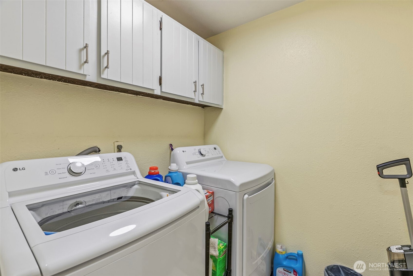 1 Teal Street Longview, WA 98632 - Photo 9 of 36 a utility room with dryer and washer