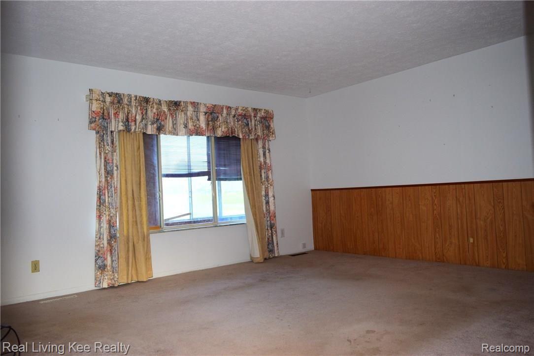19300 Hickory Ridge Road Fenton, MI 48430 - Photo 9 of 25 Large living room.