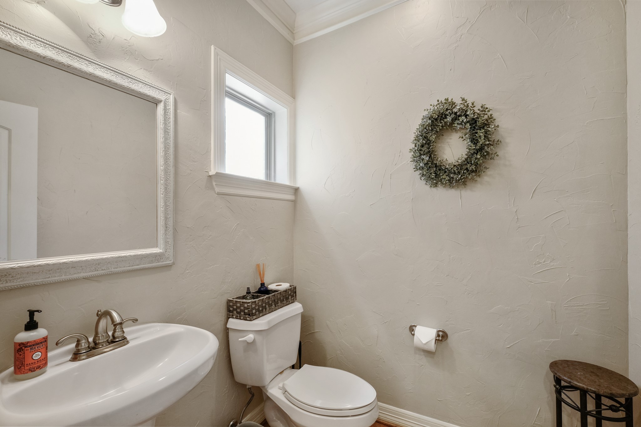933 West 17th Street Houston, TX 77008 - Photo 6 of 19 This well-appointed half bathroom is great for when you have family, friends, and guests over.
