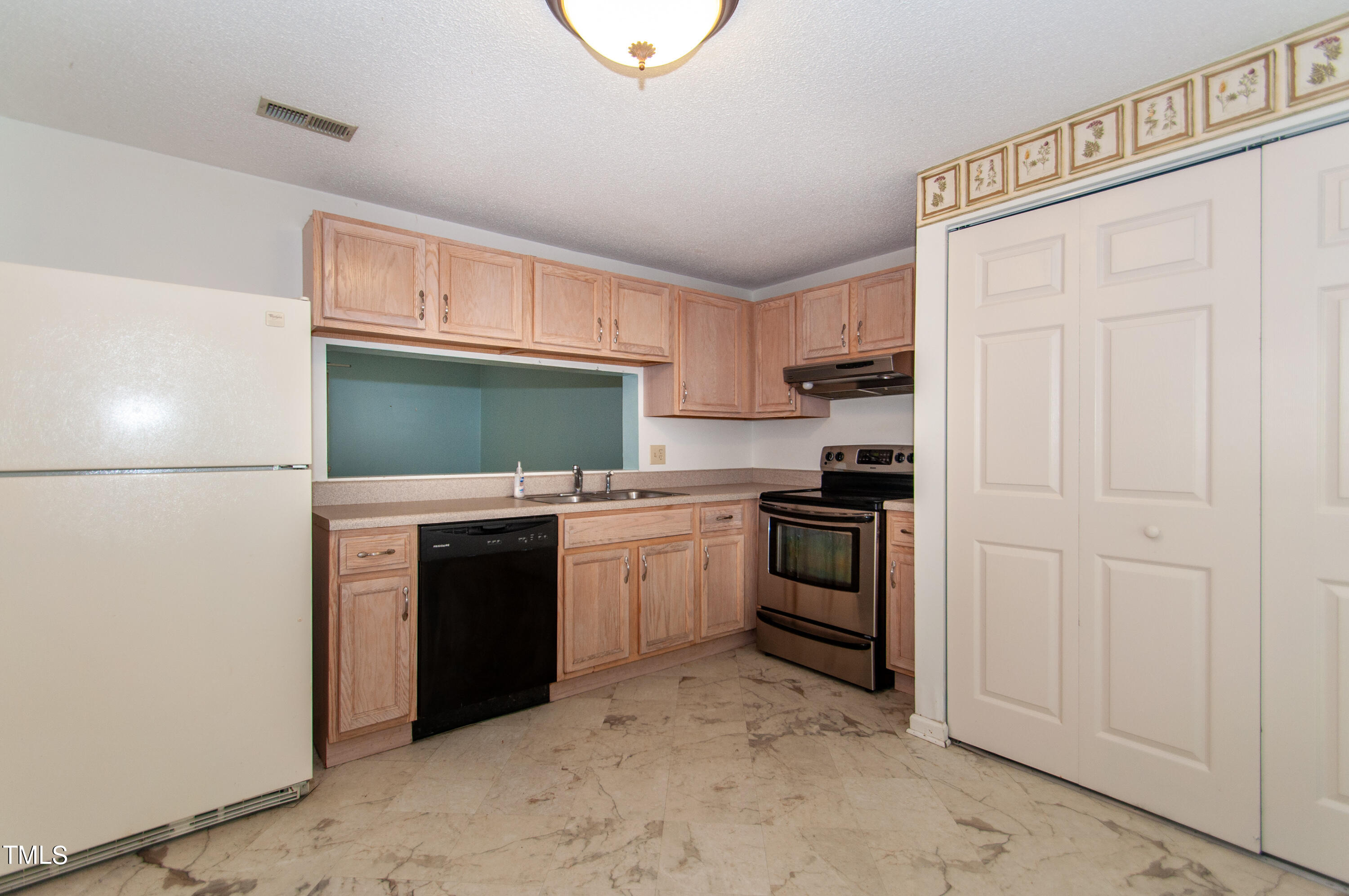 7804 Stephanie Lane Raleigh, NC 27615 - Photo 10 of 37 a kitchen with a stove and a refrigerator