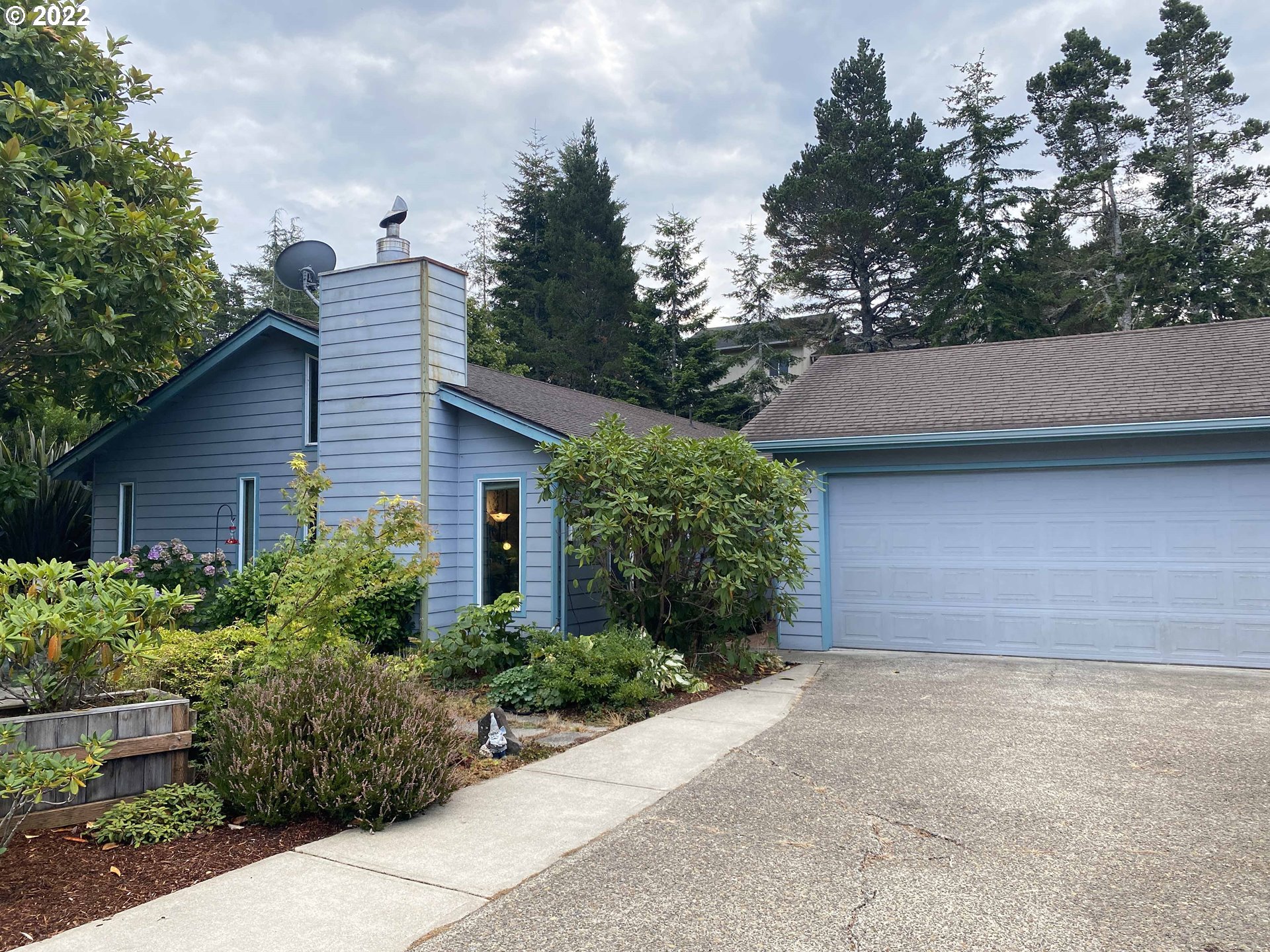 a view of a house with a yard and plants