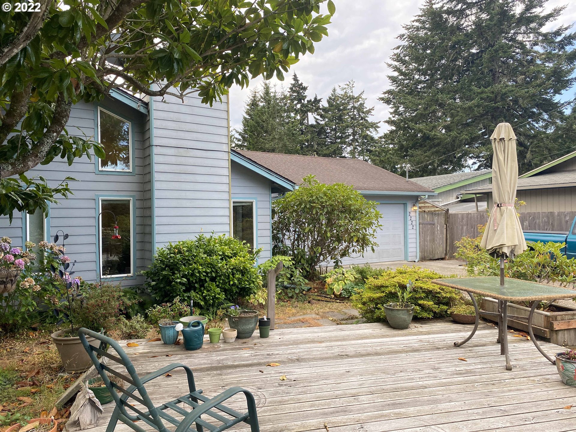 2222 11th Street Florence, OR 97439 - Photo 2 of 32 a front view of a house with garden