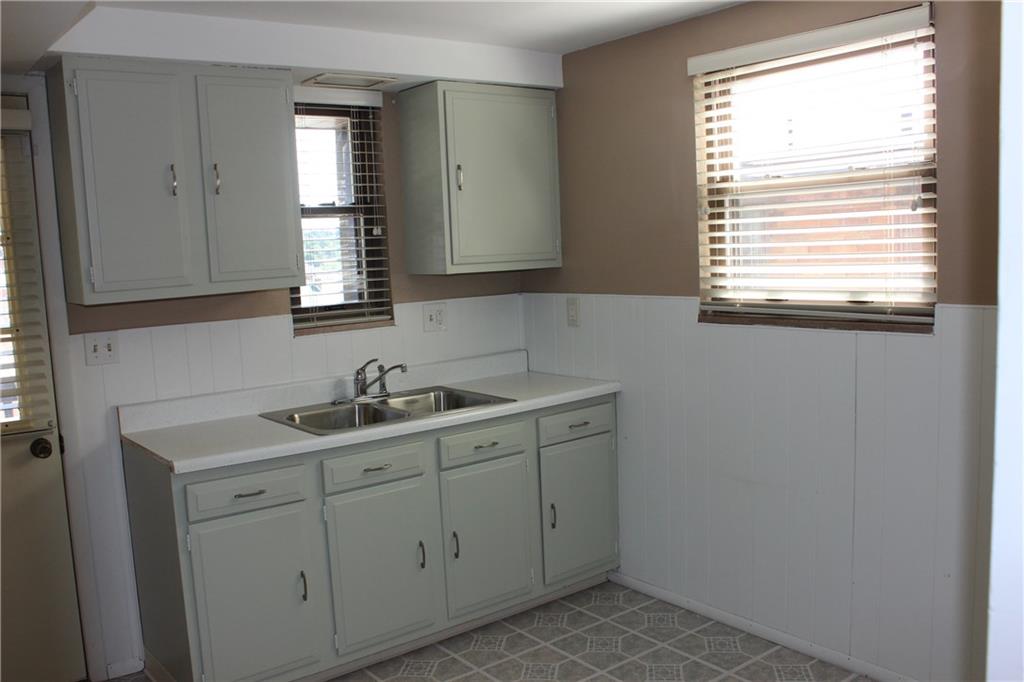 1216 Pine Hollow Road McKees Rocks, PA 15136 - Photo 10 of 25 Kitchen.