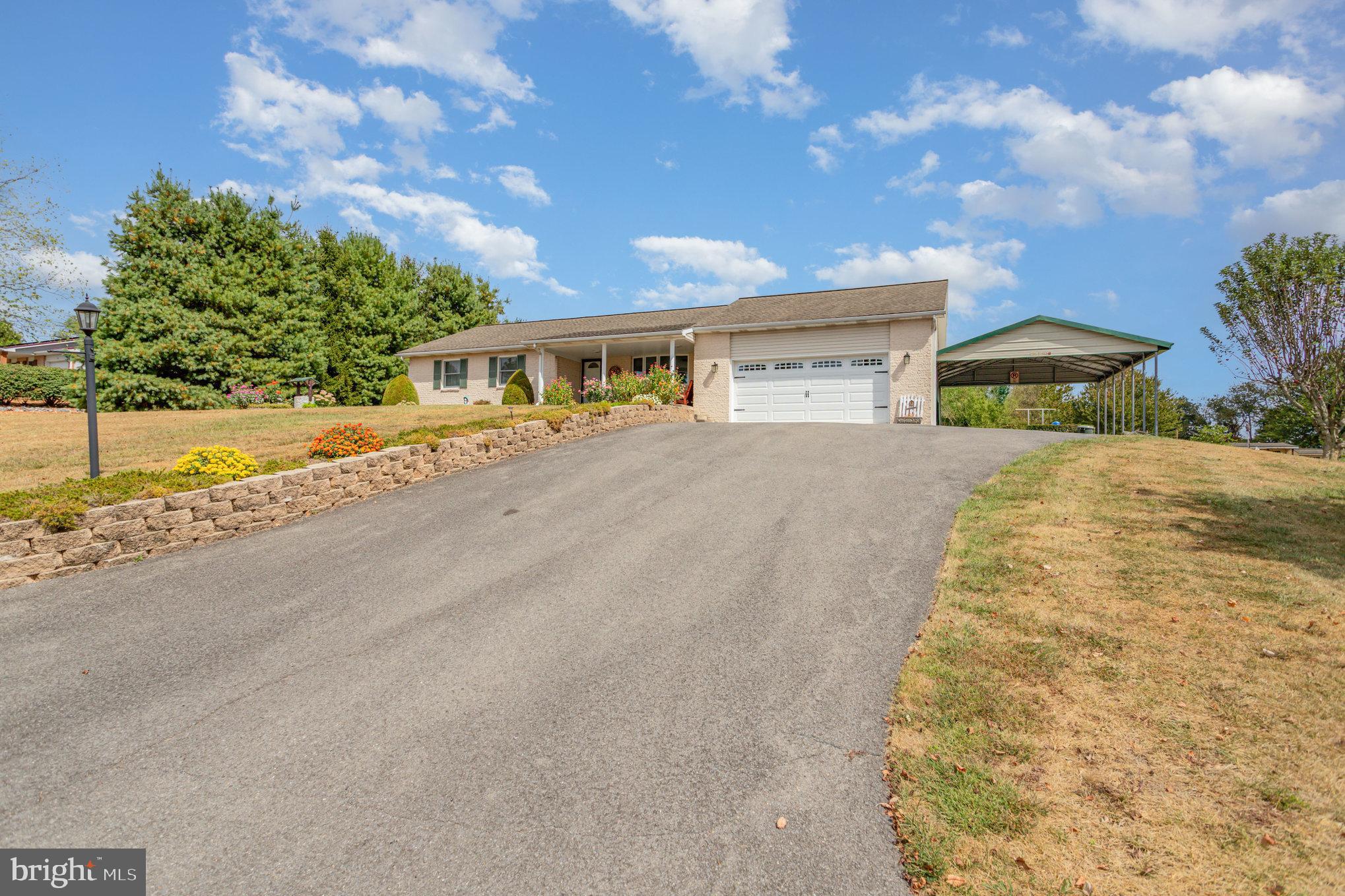 29 Robin Circle Halifax, PA 17032 - Photo 3 of 35 a front view of house with yard