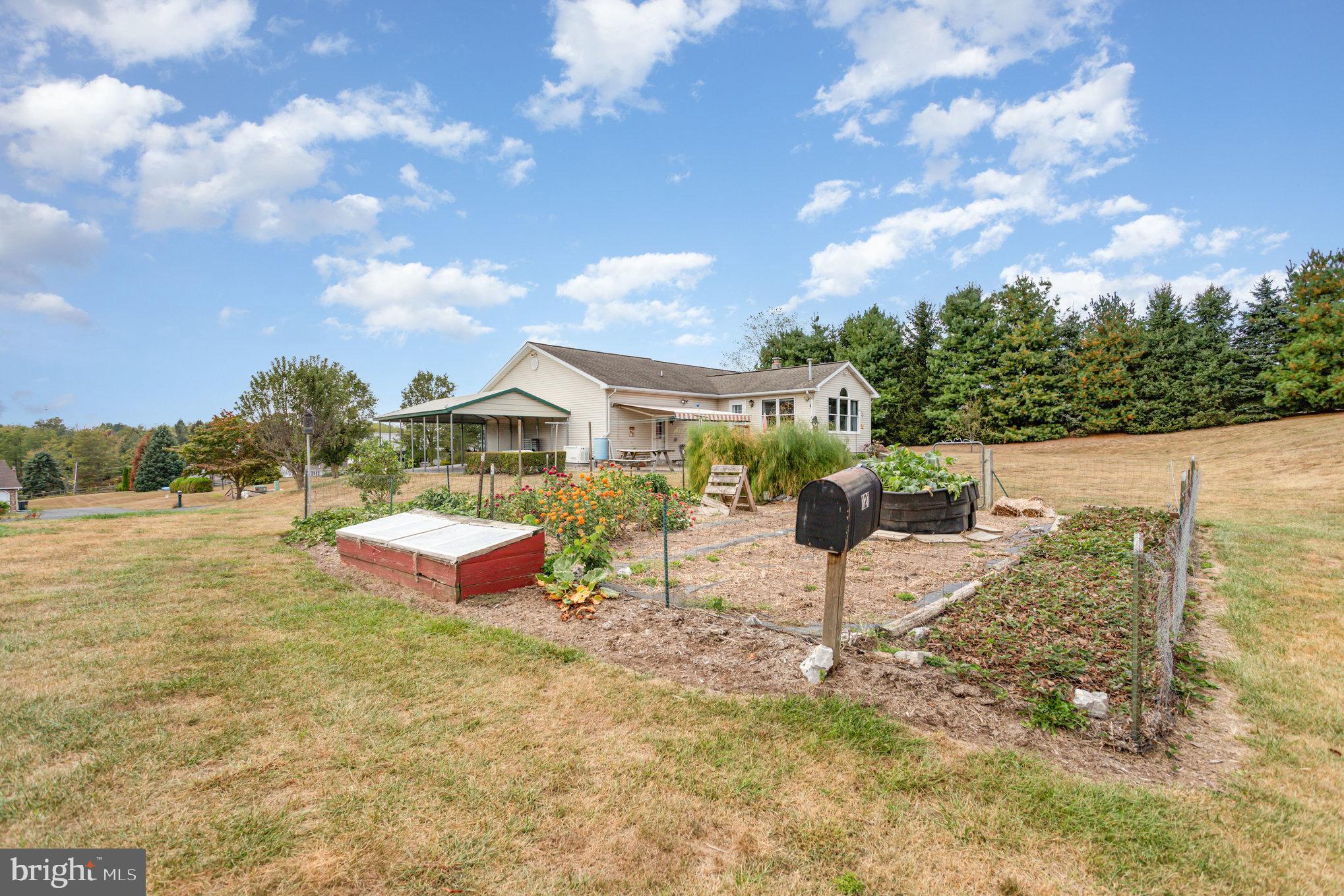 29 Robin Circle Halifax, PA 17032 - Photo 31 of 35 a backyard of a house with table and chairs