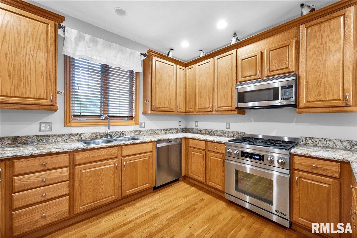 1729 Oak Ridge Washington, IL 61571 - Photo 9 of 62 Gallery Image 9
