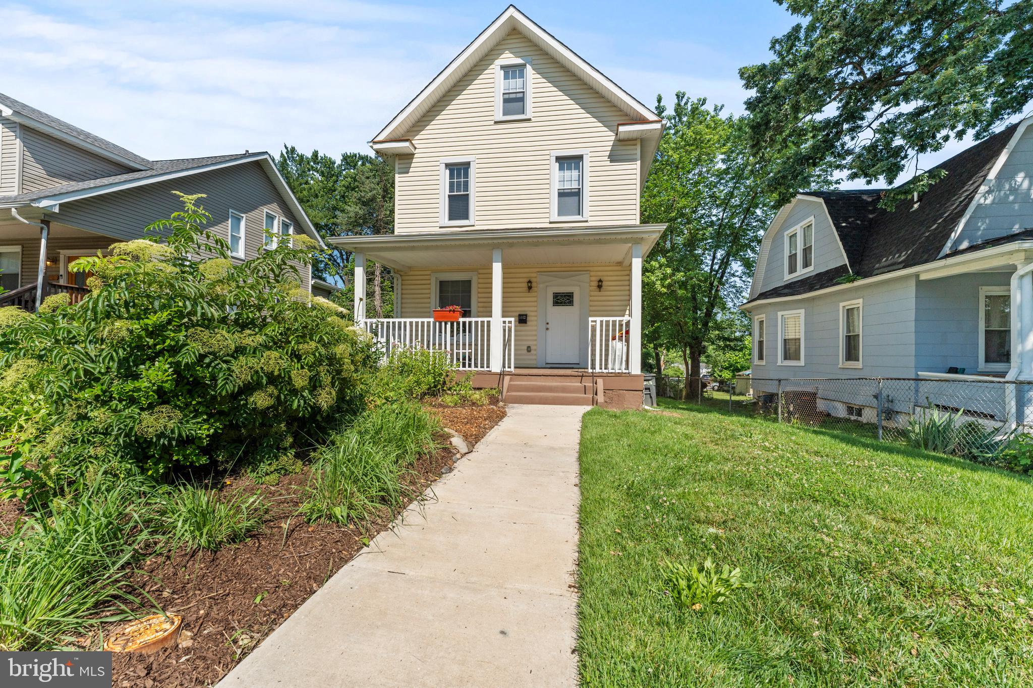 a view of front of house with a yard