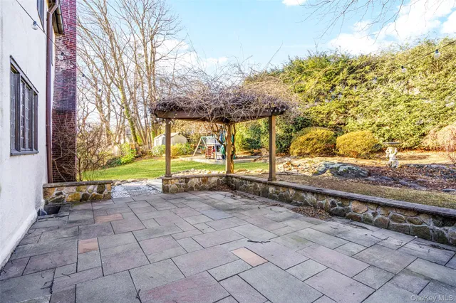 a view of a pathway with a yard