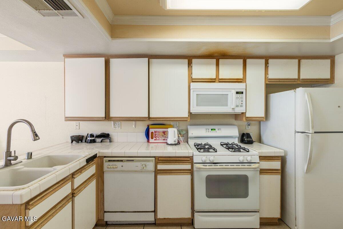 44544 15th Street East, Unit 9 Lancaster, CA 93535 - Photo 6 of 18 IMG_5285
