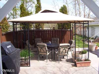 751 East Huntzinger Road Selah, WA 98942 - Photo 22 of 38 a patio with table and chairs