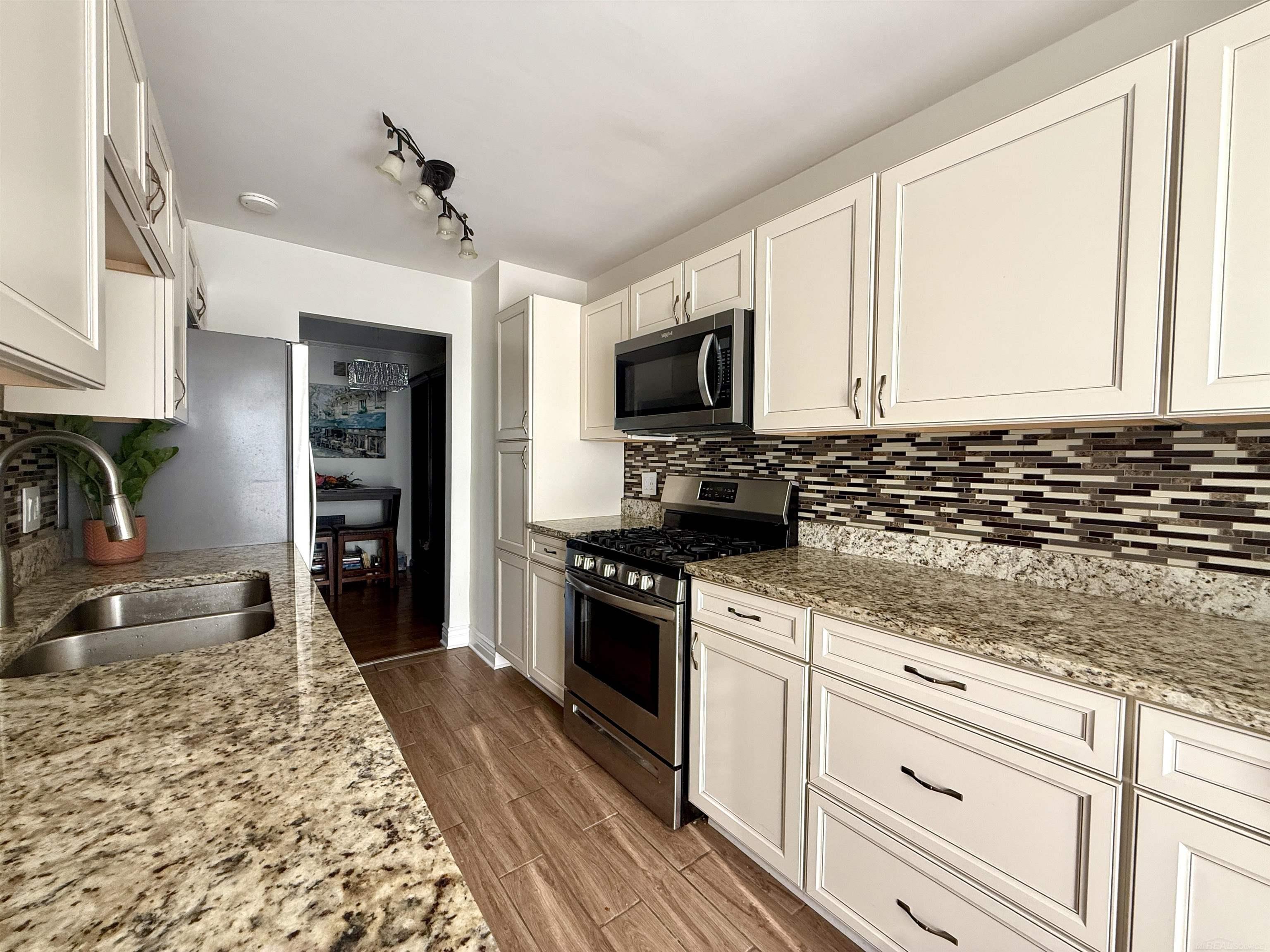8401 18 18 Mile Road Sterling Heights, MI 48313 - Photo 10 of 41 50212935-f693d67b-34fc-4782-b790-5db1c1762284.JPG