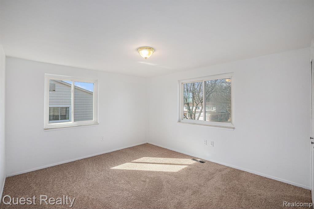 3095 Rolling Green Circle South Rochester Hills, MI 48309 - Photo 16 of 33