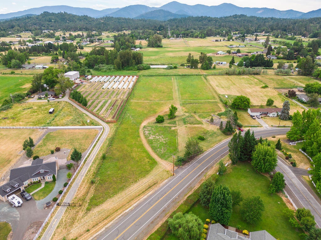 4361 Leonard Road Grants Pass, OR 97527 - Photo 6 of 17 6