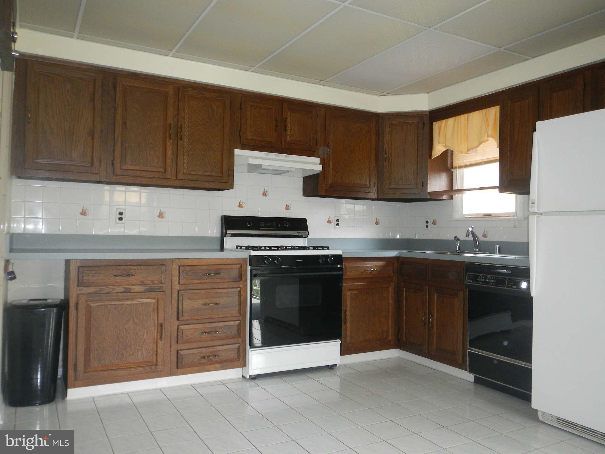 7823 Perry Road Baltimore, MD 21236 - Photo 6 of 21 Kitchen