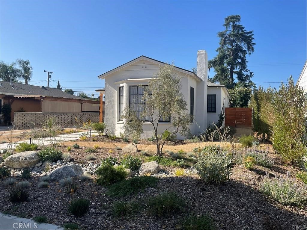 4586 Sunnyside Drive Riverside, CA 92506 - Photo 2 of 36 Drought tolerant landscape