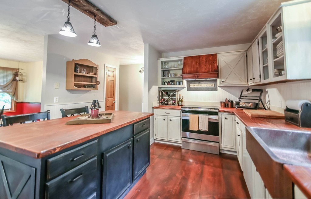 17 Allen Road Sturbridge, MA 01566 - Photo 3 of 30