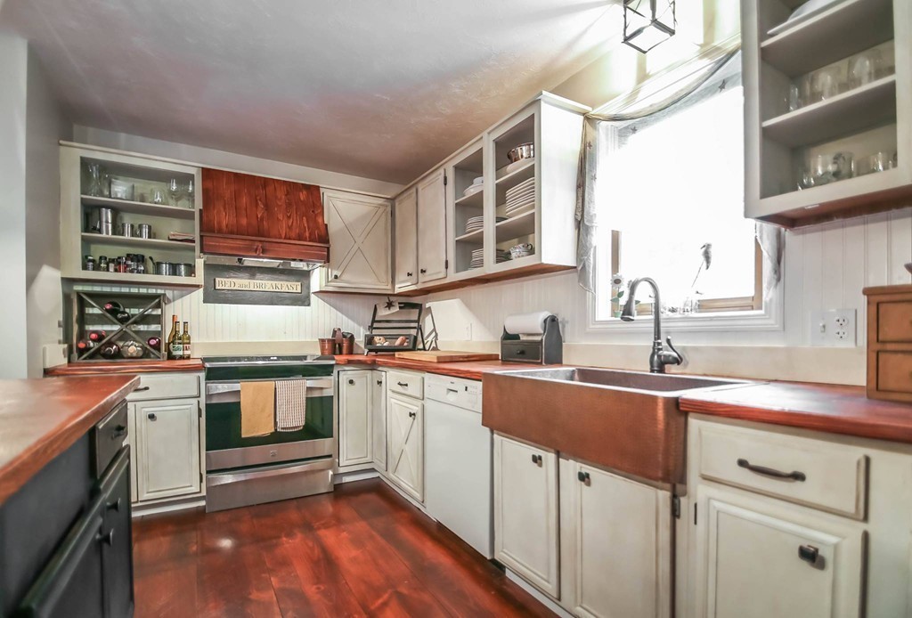17 Allen Road Sturbridge, MA 01566 - Photo 4 of 30