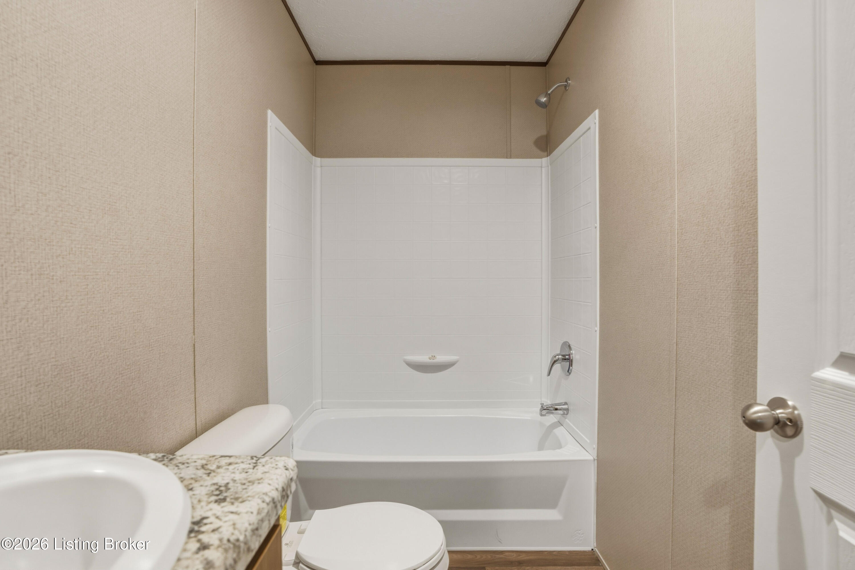 2487 Fallen Timber Road Campbellsville, KY 42718 - Photo 29 of 40 40_Hall_Bathroom_Tub
