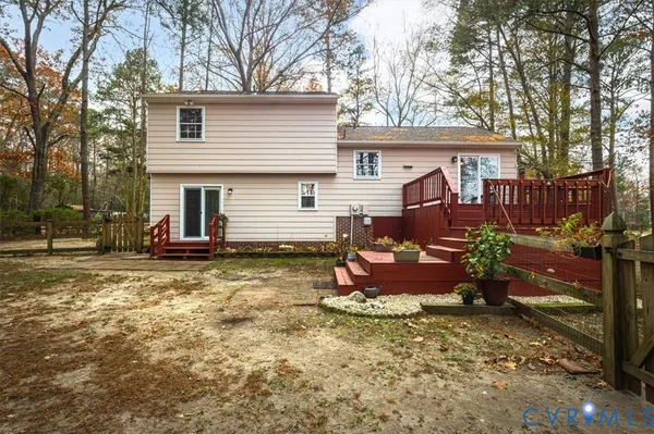 a view of a house with backyard