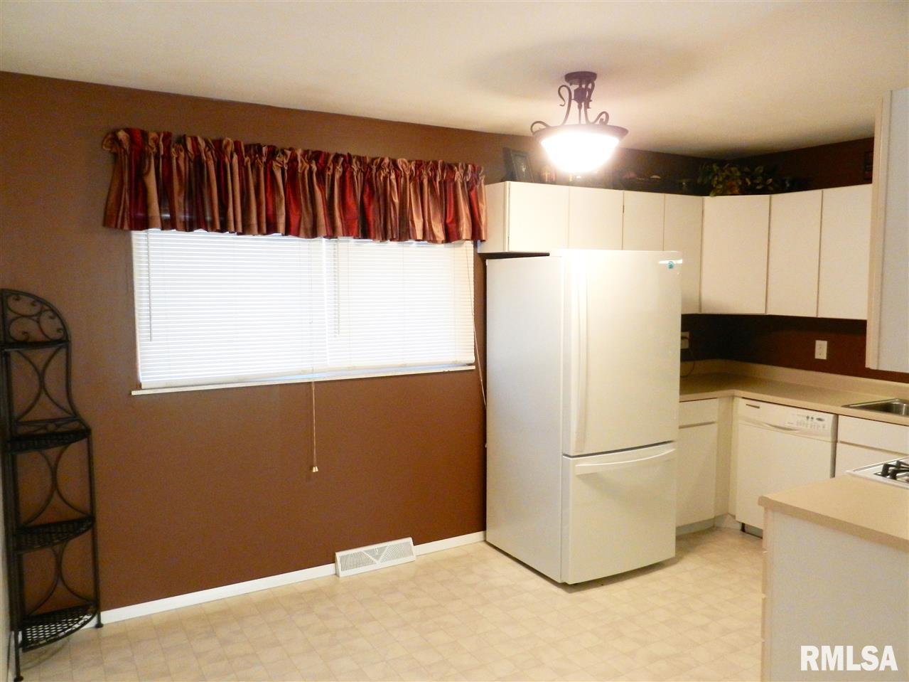 6633 North Randwick Road Peoria, IL 61615 - Photo 6 of 20 Gallery Image 6
