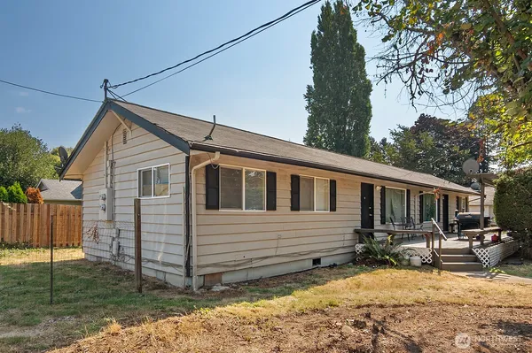 a view of a house with backyard and sitting area