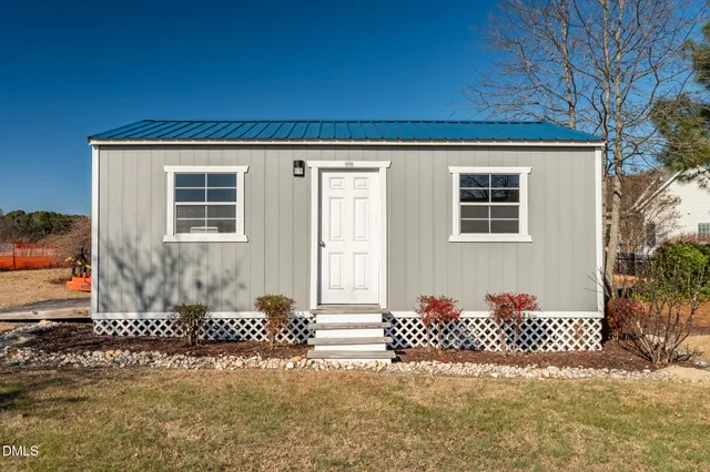 a view of a house with a backyard