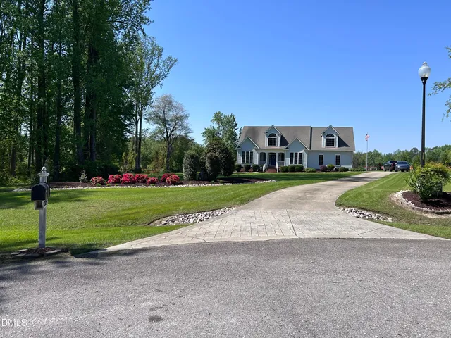 a view of a yard in front of house