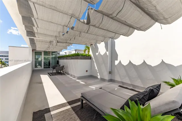 $1,325,000 | 1700 Meridian Avenue, Unit 501, Miami Beach, FL 33139