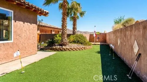 a view of a back yard