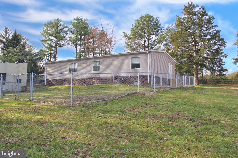 2735 Guard Hill Road Front Royal, VA 22630 - Photo 2 of 22 Back with garage on the lift side of picture