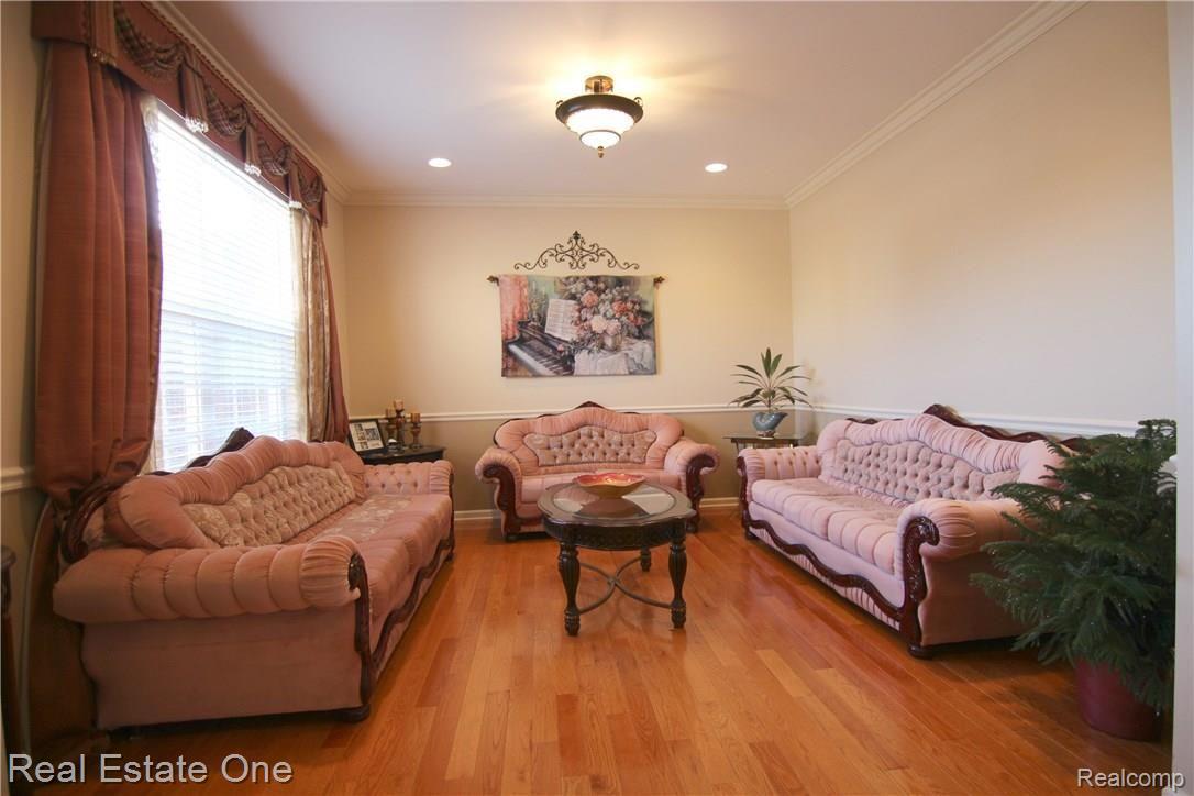 3046 Penn Court Rochester, MI 48307 - Photo 14 of 38 Penn Ct Living Room.jpg