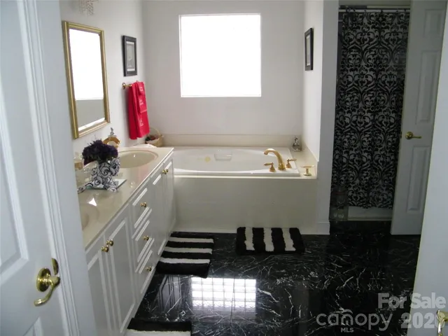 a view of entryway and hall