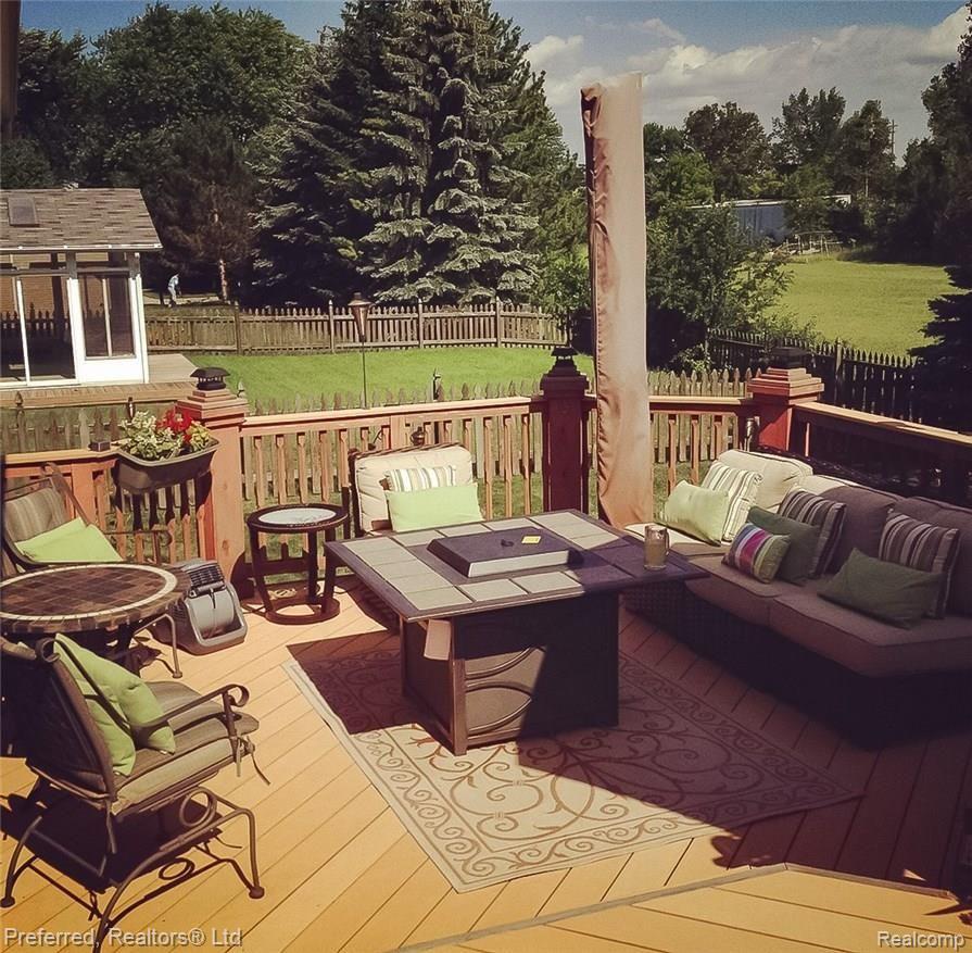 42635 Hanford Road Canton, MI 48187 - Photo 19 of 22 Deck.jpg