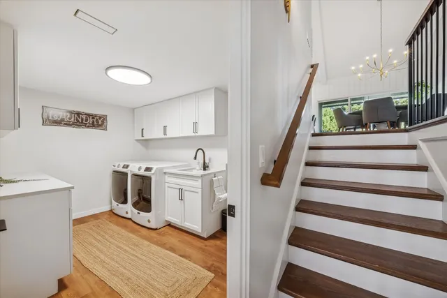 a view of entryway and kitchen