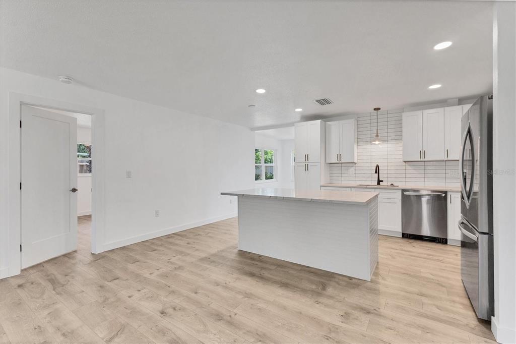 981 Ponderosa Road Venice, FL 34293 - Photo 8 of 29 Gallery Image 8