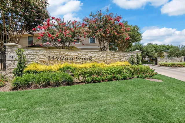 a view of yard with green space